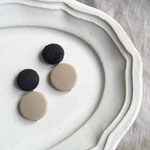 ピアス/イヤリング　ブラックくるみボタン×カフェオレアクリルビーズ　ピアス/イヤリング