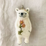 秋桜とシロクマさんのバッグチャーム