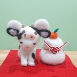 羊毛フェルトのお正月飾り　新年のごあいさつをする白ねずみちゃんと鏡餅