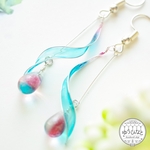 風に揺れる雫のピアス/イヤリング✧ブルー＆レッド
