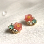 淡色椿とビジューのピアス