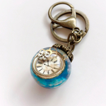 空と歯車時計のキーホルダー