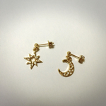 月とキラキラピアス