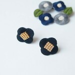 ［受注制作］お花の刺繍ピアス・イヤリング（black）