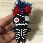 8センチ、ブラックスカル君のぬいぐるみ、赤リボン