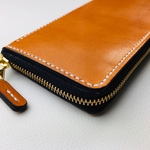 新作【手縫】ラウンドジップ本革長財布（キャメル色革×黒縁）小銭入固定タイプ。開いた時の眺めのいいお財布を造りました。