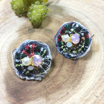 個性的なデニムとチェックのピアス