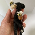 クマと言ったらハチミツでしょう　ブローチ