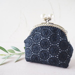 黒いサークルレースの刺繍がま口ポーチ pearl