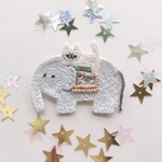 【9/11(日)20時〜販売】ゾウに乗る猫の刺繍ブローチ