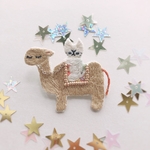 ラクダに乗る猫の刺繍ブローチ