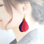 揺れるネイビーとボルドーフェザーのピアスorイヤリング