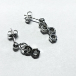 ナットの揺れるピアス
