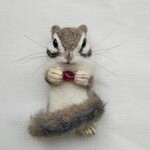 シマリスとザクロのブローチ　羊毛フェルト