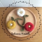 丸い花の刺繍ブローチ　《秋冬》　からし