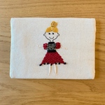 赤のドレスを着たブランドガール　刺繍のポケットティッシュケース