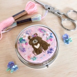 [may4561さま用ページ]イチゴ畑のお花飾りクマさん刺繍アクセサリーケース