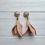 秋色 カボションフラワータッセルピアス　ベージュ