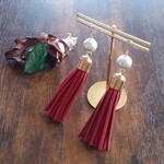 コットンパール×レッド色のタッセル揺れるピアス・イヤリング＊大ぶり.ロング.秋～冬
