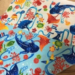 〈送料無料〉キッズ甚平 サイズオーダー 〜130㎝　紅型風沖縄の海の中柄　オフ/ブルー