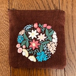 アンティークな刺繍ポーチ