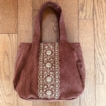 ノスタルジックな刺繍バッグ