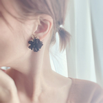 【ブラウンブラック】アシンメトリーかすみそう パールflowerピアス/イヤリング