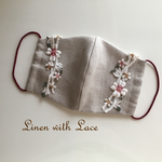 リネンに花の刺繍のマスク