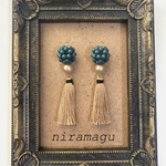 ボールチャームとタッセルのピアス