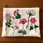 ピンクのお花の刺繍ポーチ