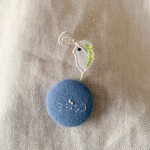 オーガンジー刺繍 ミジンコのマグネットブローチ 【くが屋】