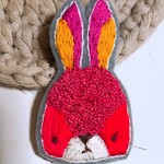 手刺繍 赤ピンクの野うさぎ ブローチ