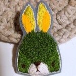 手刺繍 緑の野うさぎ ブローチ