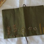 文庫本　うつろい。　手刺繍　ブックカバー　オリーブ色