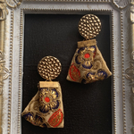 古風な印象の花柄の刺繍ピアス