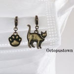 お散歩中の猫と肉球のマスクチャームセット（金古美）