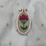 ディープピンクの花刺繍木枠のブローチ