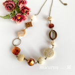 琥珀色とアンティーク調のネックレス