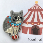 サーカスニャンコの刺繍ブローチ【玉乗り】