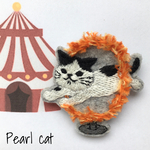サーカスニャンコの刺繍ブローチ【火の輪くぐり】