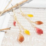 ゆらゆら秋色リーフ（赤・茶）のピアス・イヤリング