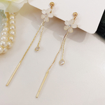 小さい白い花と揺れる雫ロングピアス／イヤリング　　ゴールド　キラキラ　フォーマル　結婚式　大人可愛い
