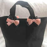 ピンクリボン付き黒のナイロンバッグ♡お弁当バッグランチバッグiPadサブバッグキッズバッグお出かけバッグママバッグマザーズバッグ