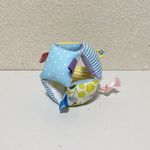 優しい布ボール★鈴入★タグ★紐付き★赤ちゃんボール