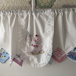 手刺繍目隠しカーテン　　鳥かごと女の子