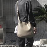柔らかい上質な本革の大きめ2wayショルダー