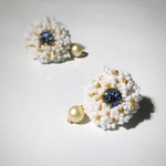 耳元に咲く白い花　スワロフスキー輝くビーズ刺繍イヤリング