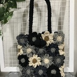 91-2.花モチーフいっぱいのニットバッグ（モノトーン系）