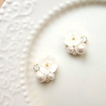 １輪の霞草とコットンパールのビジューピアス【ホワイトオパール】