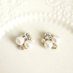 パールのビジューピアス